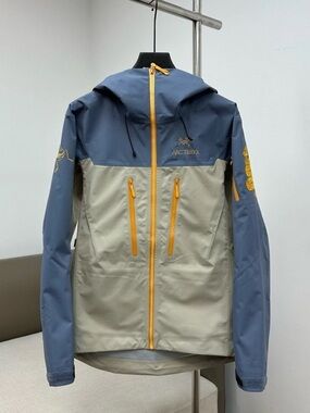 Arc'teryx alpha sv snake of the year jacket size L, Comes with authentic bag